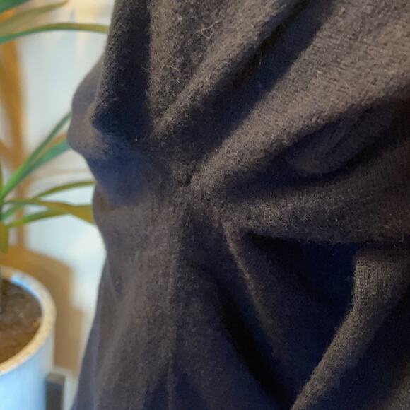 Theory Women’s V-Neck Cashmere Pullover – Sophisticated & Lightweight - Picture 8 of 10